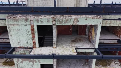 El edificio en construcción muestra paredes expuestas y estructura incompleta