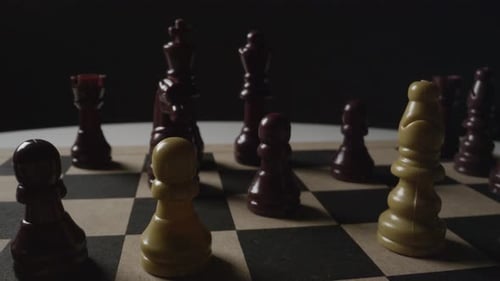 Gaming - Geschlagene Königin auf einem Schachbrett Makro up.mov schließen