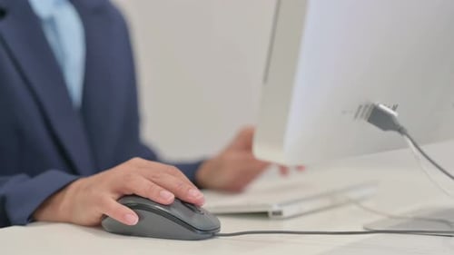 Nahaufnahme einer Geschäftsfrau mit Computermaus