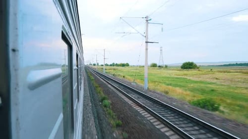 Trem em movimento fotografando da janela do trem