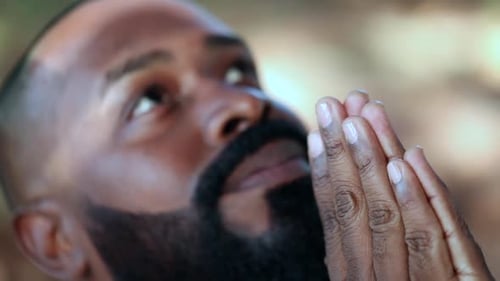 Spirituelle schwarzafrikanische Person, die betet. Gebet, die Gegenwart Gottes spüren