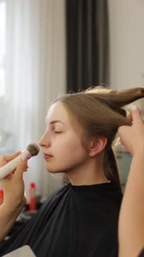 Makeup- und Haarstyling-Prozess, der Schönheit und professionelle Technik zeigt Vertikales Video