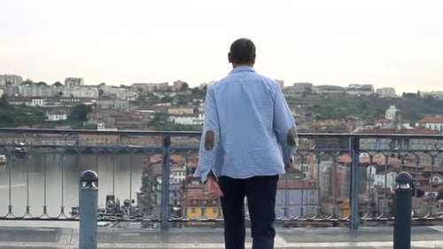 Jovem admirando a vista do Porto em câmera lenta