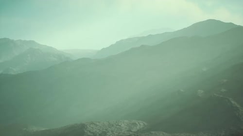 Paysage désertique nocturne avec montagnes rocheuses et coucher de soleil