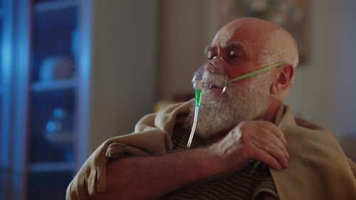 Un homme âgé hospitalisé dans une maison de retraite ou un hôpital souffrant d'asthme bronchique souffre d'un manque de