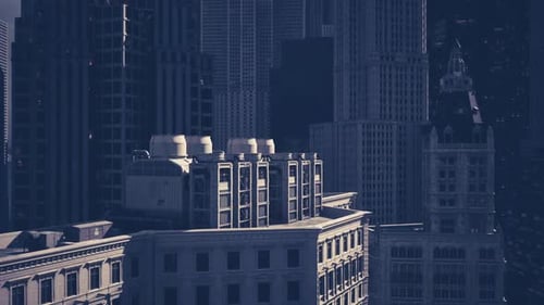 Edificios altos proyectan sombras sobre las calles de la ciudad bajo el cielo crepuscular