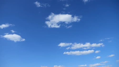 Leichte Zirruswolken am blauen Himmel Zeitraffer