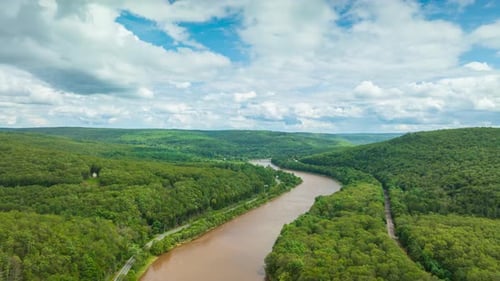 Hyperlapse über dem Delaware River bei Flut