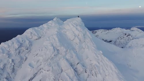 Explorez l'étreinte froide des Alpes, où les sommets des montagnes s'élèvent comme des monolithes glacés dans le ciel