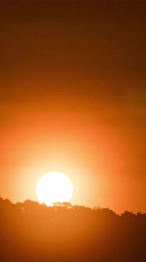 Beau lever de soleil matinal en accéléré, ciel clair et lumière du soleil éclatante qui se lève.