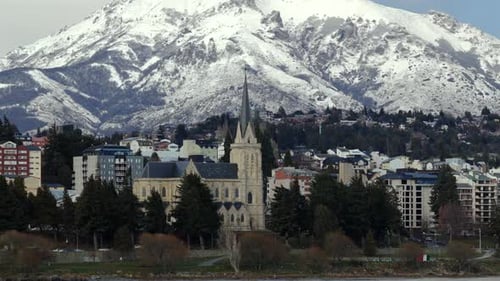 Zumbido de rastreo izquierdo de la catedral de Bariloche con Cerro Catedral