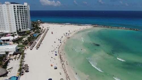 Sunny and quiet day in the Cancun hotel zone