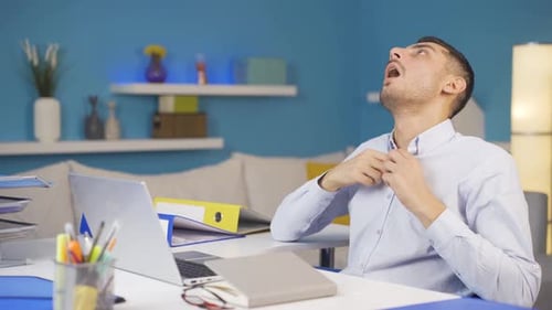 Un employé de bureau à domicile suffoque à cause de la chaleur.