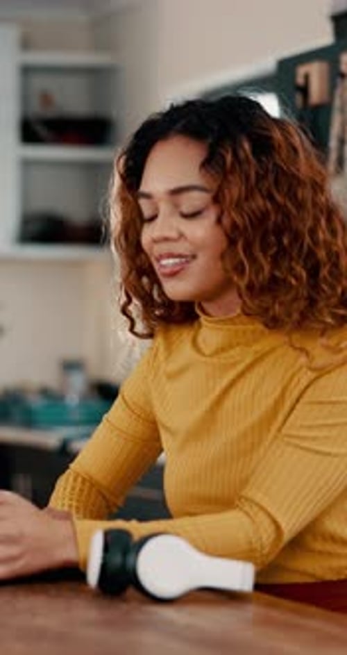 Trabajador independiente, portátil y mecanografía con una mujer en casa para redactor de blogs, publicaciones y editores de artículos