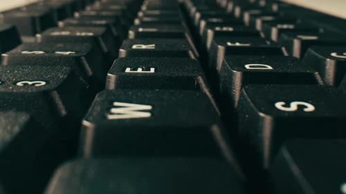 Ancien clavier vintage rétro pour PC, gros plan, ancien studio informatique, bureau, écran ondulé rétro vintage