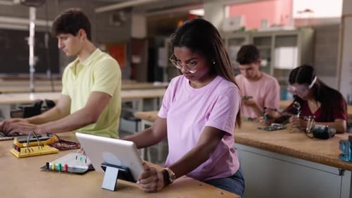 Students Collaborate on Tech Projects in Classroom