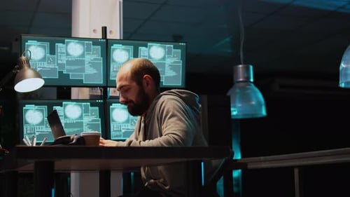 Joven pirateando la contraseña para romper la interfaz del servidor