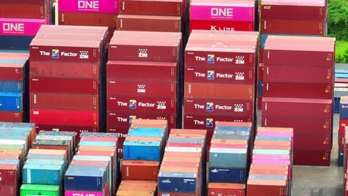 Containerwerft: Riesige Fläche gestapelter Schiffscontainer.