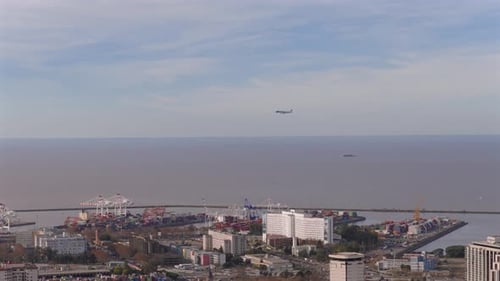 Aerial view of an airplane preparing to land at Aeroparque Jorge Newbery.