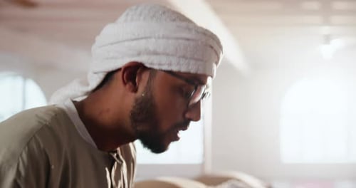 Kultur, Moschee und Gebet mit Muslimen zusammen im Tempel für Glauben, Glauben oder Religion