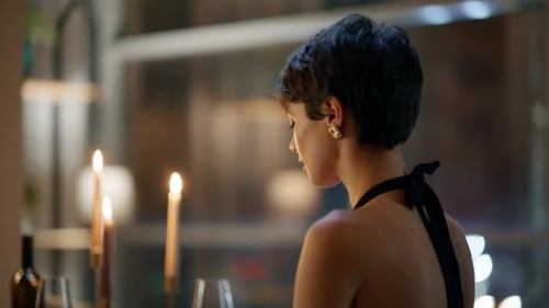 Elegant Lovers Dîner, Soirée, Date, Appartement moderne et sombre, gros plan, Happy Pair