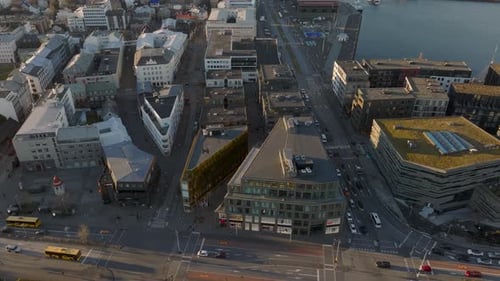 Bâtiments modernes dans le centre-ville de la capitale de l'Islande, vue aérienne