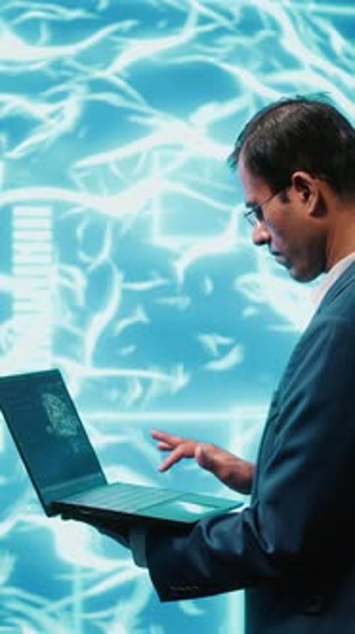 Vertikaler Videoinformatiker löst Aufgaben auf einem Laptop mit KI-Programmierung