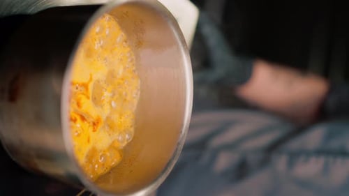 vertikales Video: professioneller Restaurantküchenchef bereitet reichhaltige Brühe für würzige asiatische Tom Yum-Suppe zu