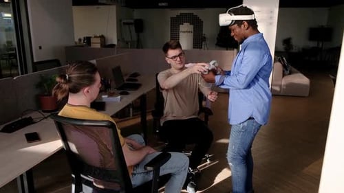 Un colega ayuda a ponerse los auriculares de realidad virtual