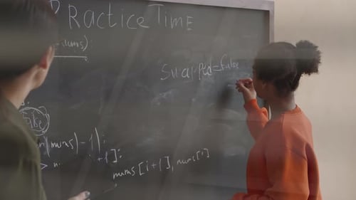 Schulmädchen antwortet im Programmierkurs an Blackboard