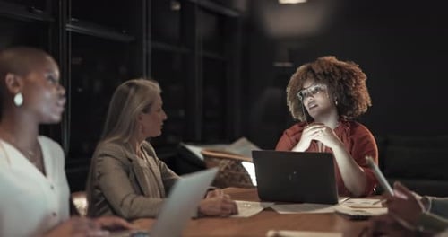 Вечером, деловые люди и встречи, совместная работа в офисе для совместной работы