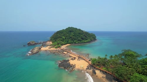 Vista aérea circular da passarela que liga a praia do bom bom ao ilhéu do bom bom na Ilha do Príncipe