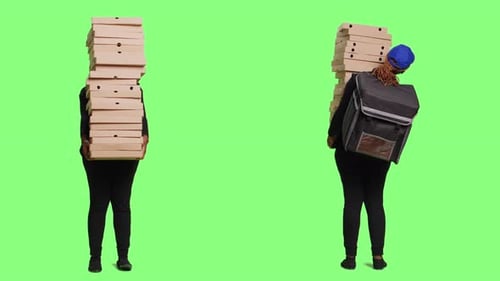 Weibliches Model trägt riesigen Stapel Pizzaschachteln, um Mahlzeiten zu liefern