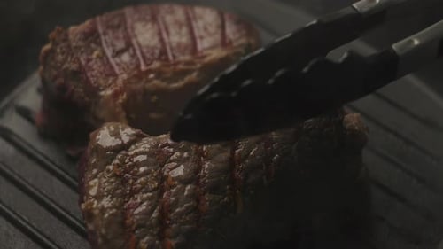Rindfleisch auf einer Grillpfanne braten
