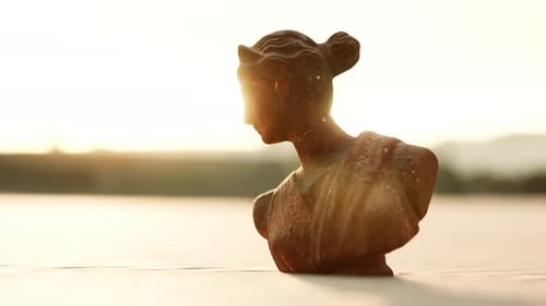 Göttin der Liebe in der griechischen Mythologie auf dem Sand des Strandes
