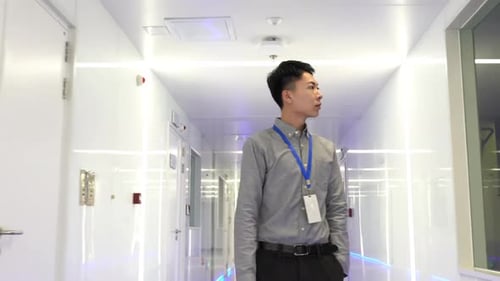 Pesquisador e Técnico em Data Center Ocupacional, Homem inspecionando servidores em uma instalação moderna.