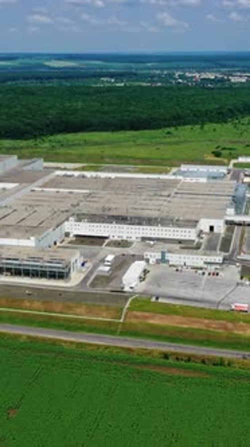 Usine moderne à la campagne. Immense complexe industriel entouré de champs verts pittoresques.