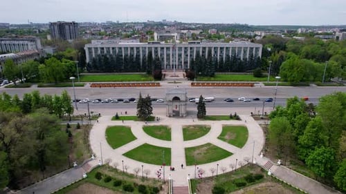 Vue aérienne panoramique par drone de l'Arc de Triomphe, place de la Grande Assemblée nationale