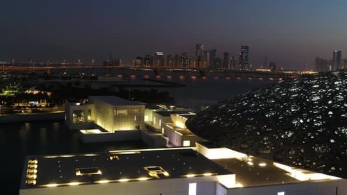 Vista aérea do Louvre, um museu de arte em Abu Dhabi.