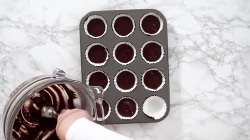 Coloca la masa para magdalenas de chocolate en un molde para magdalenas de forma plana