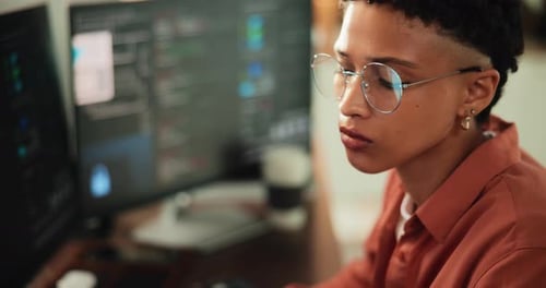 Frau, Leserin und Computer zum Programmieren im Büro mit Recherche, Softwarehandbuch und Codierung