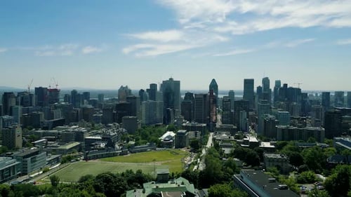 4K Filmmusik Urban Drohnenaufnahmen einer Luftaufnahme von Gebäuden und Wolkenkratzern in der Mitte von Dow