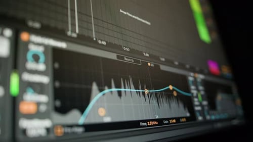 Musiksequenzer - Equalizer bei der Arbeit Der Prozess der Musikproduktion auf einem Computer, Bildschirm