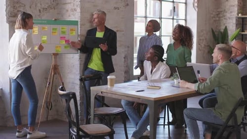 groupe de travail au service de bureau créatif d'une entreprise en démarrage - collègues partageant des idées