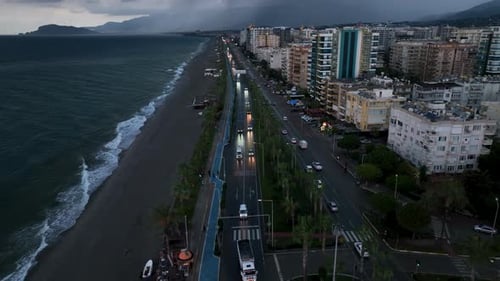 Circulation routière sur le littoral de la ville d'Alanya Les voitures circulent le long de la route Vue aérienne
