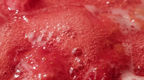 Cuisson de la confiture de fruits : processus de fabrication de confiture de fraises maison, sirop rouge sucré bouillant sur la cuisinière
