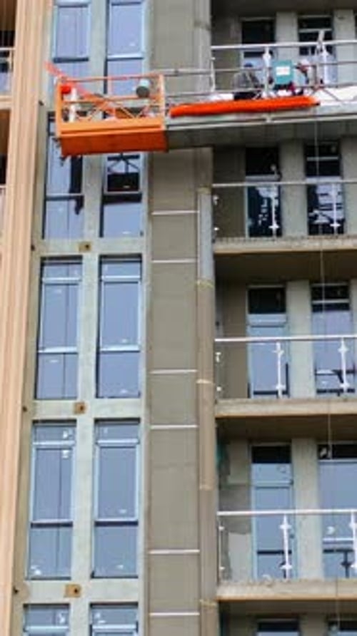 Vista frontal de un edificio nuevo y moderno. Construcción de un apartamento de gran altura
.