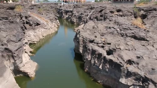 Images aériennes par Drone d'une rivière avec des nids-de-poule - À Nighoj, près de Pune, est célèbre pour
