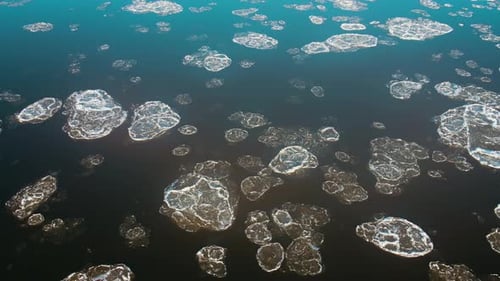 Schmelzendes Eis, schwimmende Schollen im kalten blauen Flusswasser