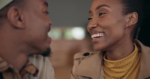 Beijo, casamento e casal negro com amor, compromisso e felicidade com alegria